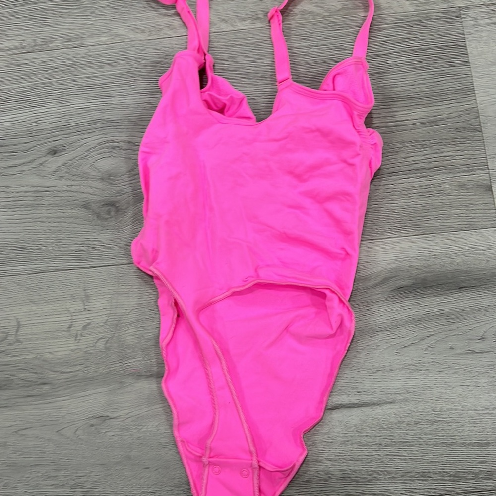SKIMS seamless SCULPT THONG BODYSUIT neon orchid pink - Picture 4 of 6